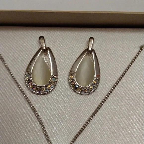 SOLD Beautiful Set of Iridescent Sparkly Silver Crystal Necklace & Earrings! - Picture 4 of 6